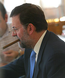 Mariano Rajoy fumando