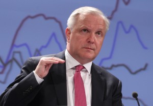 Olli Rehn aboga por bajar un 10% el sueldo medio