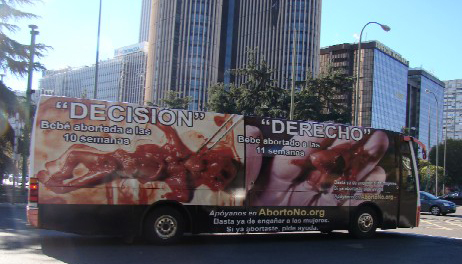 Un autobús con cruentas fotos de supuestos fetos abortados recorre las calles de Madrid