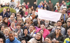 Alcalá se levanta contra los políticos: protestas vecinales por la muerte de la familia que subsistía con alimentos caducados