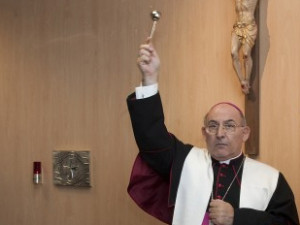 El obispo de Castellón llama "violencia" al matrimonio gay y "retraso" al divorcio exprés