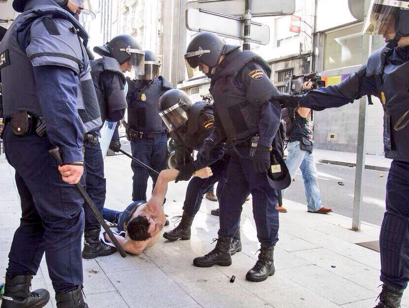 La Policía carga contra pescadores, preferentistas y políticos de la oposición frente al Parlamento Galego