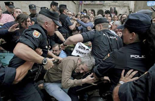 Cargas policiales en Santiago mientras Rajoy prometía más recortes públicos