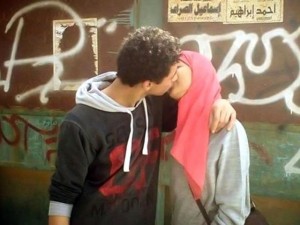 Una masa enfurecida en Rabat trata de linchar a los promotores de un 'beso colectivo' 