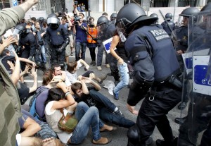 El juez absuelve al único enjuiciado por las cargas policiales de Plaça Catalunya