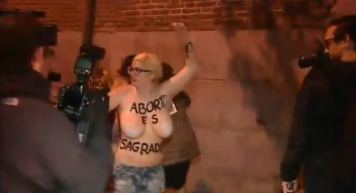Vídeo: Activistas de FEMEN lanzan bragas manchadas a Rouco Varela contra la reforma de la ley del aborto