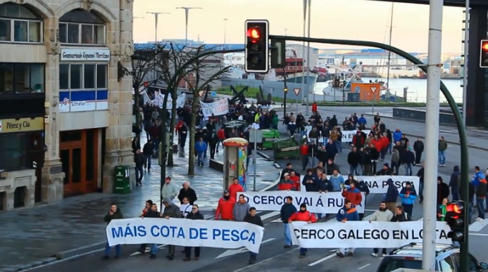 Batalla campal entre la Policía y los pescadores de Vigo que protestaban contra la Unión Europea