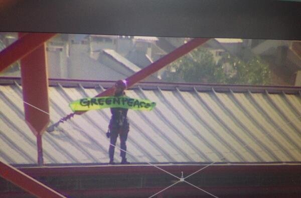 Detenidos 10 activistas de Greenpeace en la final de la Champions al intentar desplegar una pancarta sobre el estadio