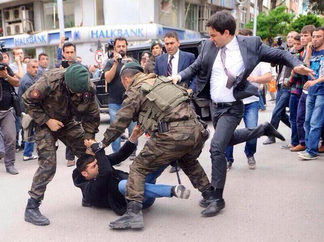 Turquía: un asesor de Erdogan patea a un manifestante de Soma en el suelo