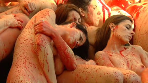 Un centenar de personas se desnudan en Barcelona contra la industria peletera
