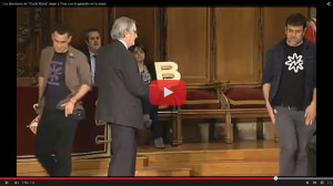 (Vídeo) Los directores de ‘Ciutat Morta’ plantan al alcalde de Barcelona en la entrega de un premio